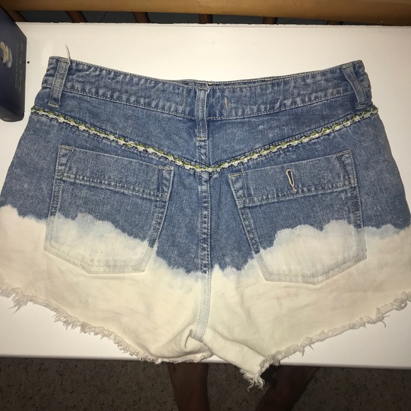 Adorable blue and white denim Free People shorts - Picture 4 of 5